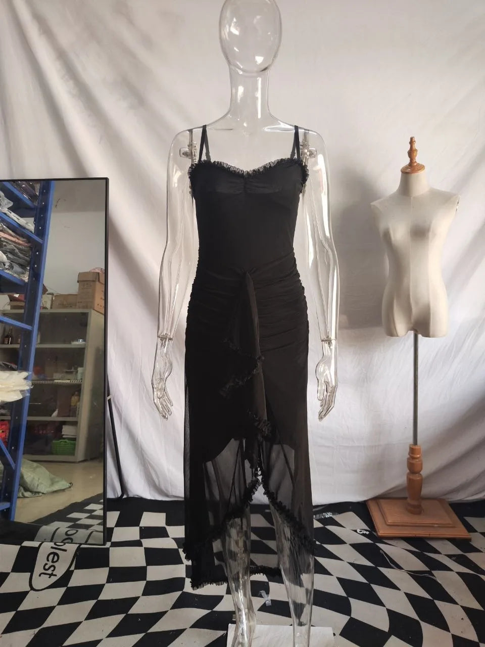 Vestido comprido com estampado de penas