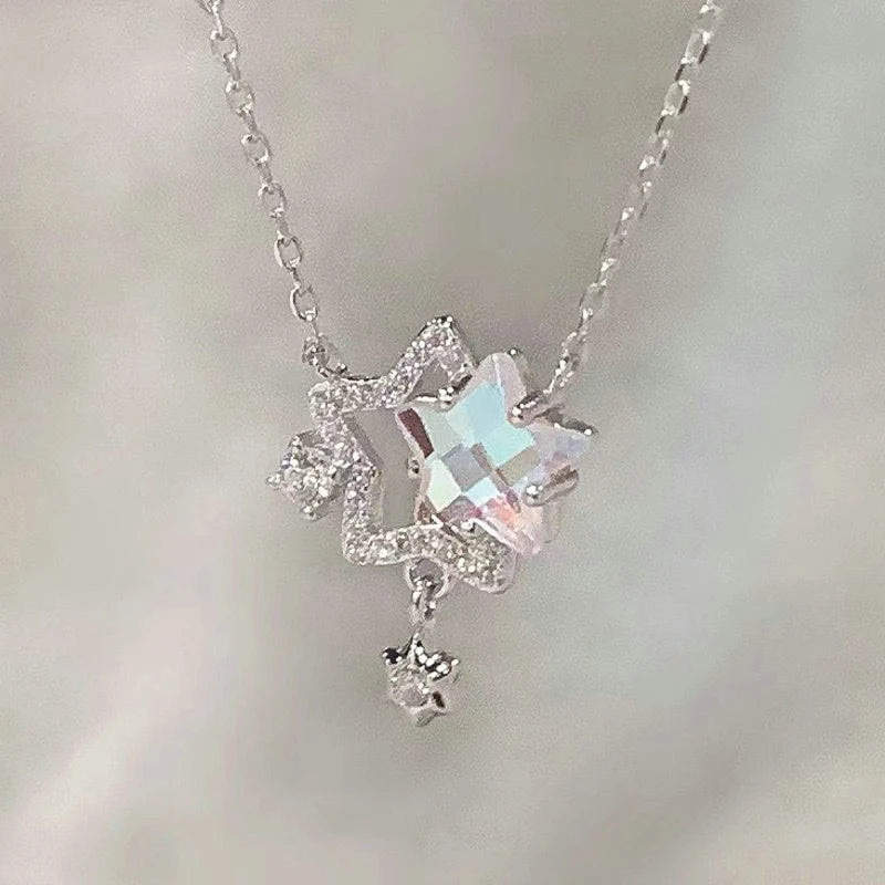 Colar com pendente dourado em tom de cereja