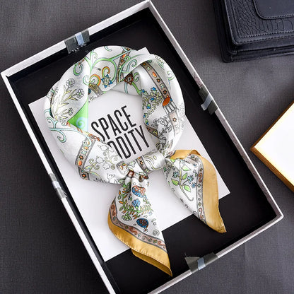 Lenço quadrado de seda com estampado floral de luxo