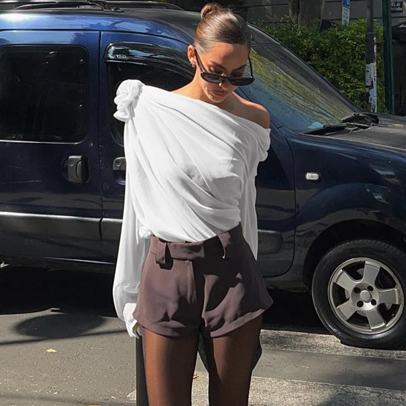 T-Shirt com Decote Irregular Oblíquo e Apliques de Flores