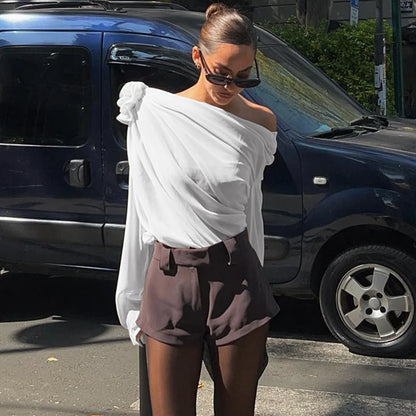 T-Shirt com Decote Irregular Oblíquo e Apliques de Flores