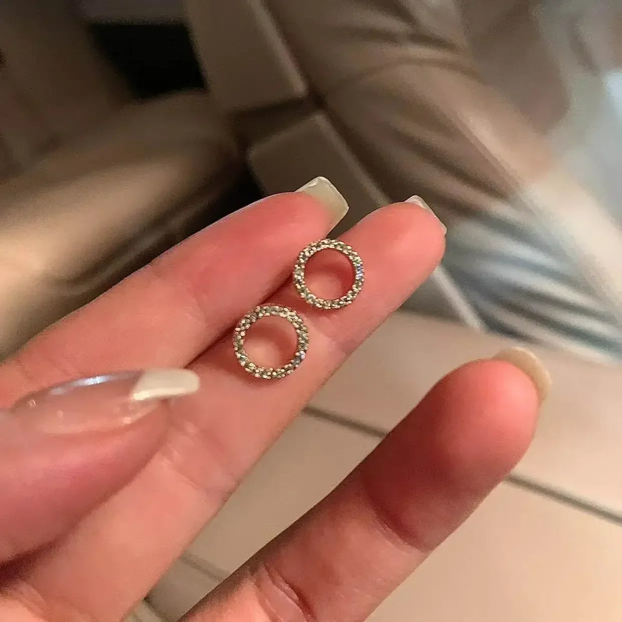 Colar elegante e moderno com pendente de círculo de cristal