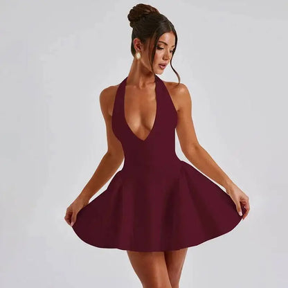 Vestido curto plissado evasé com atilhos na cintura