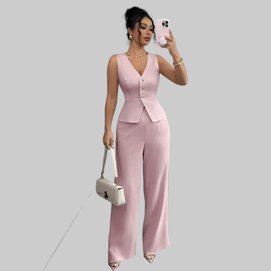 Conjunto de duas peças top sem mangas e calças de cintura subida.