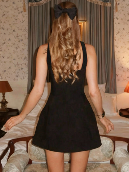 Vestido curto sem alças com decote halter