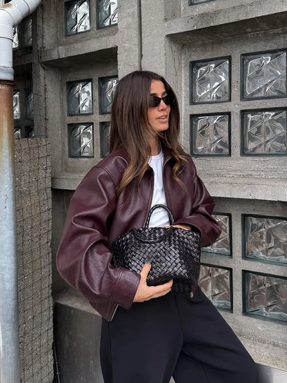 Casaco curto retro em tom vinho