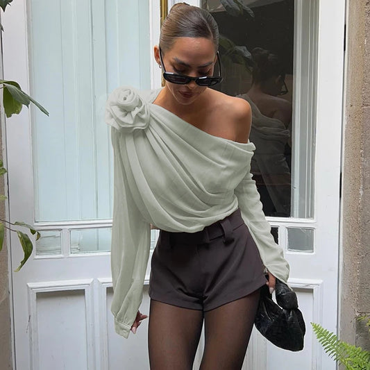 T-Shirt com Decote Irregular Oblíquo e Apliques de Flores