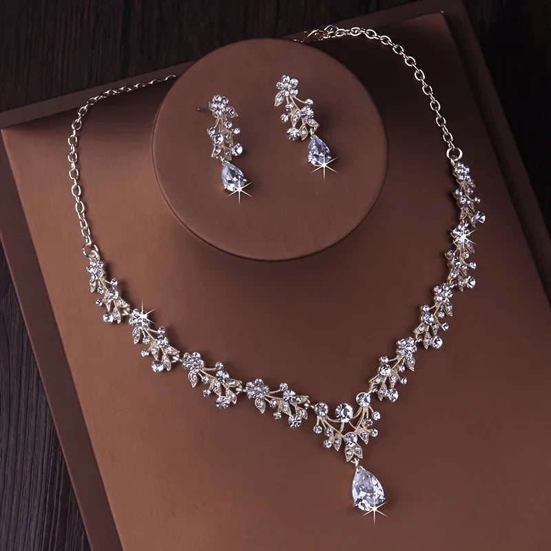 Conjunto de colar e brincos de luxo com zircónias e strass