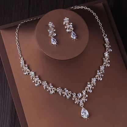 Conjunto de colar e brincos de luxo com zircónias e strass