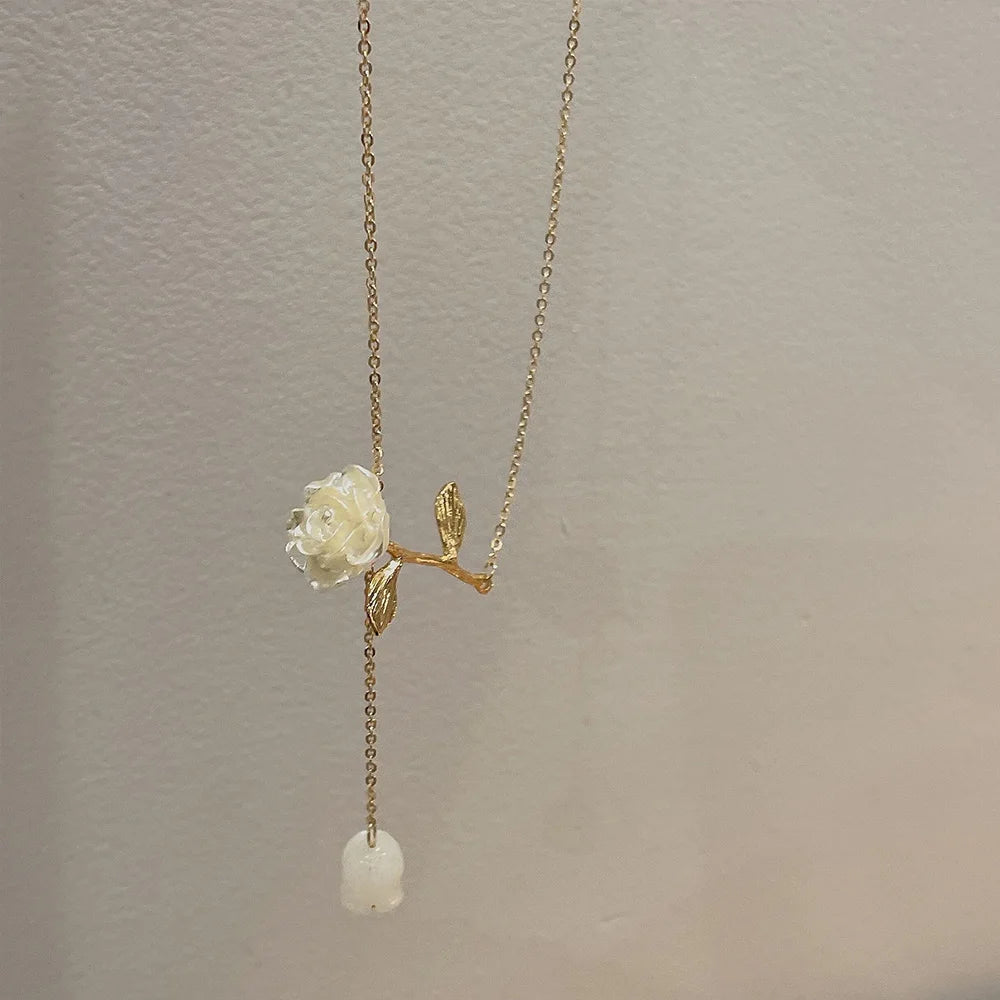 Colar com pendente dourado em tom de cereja