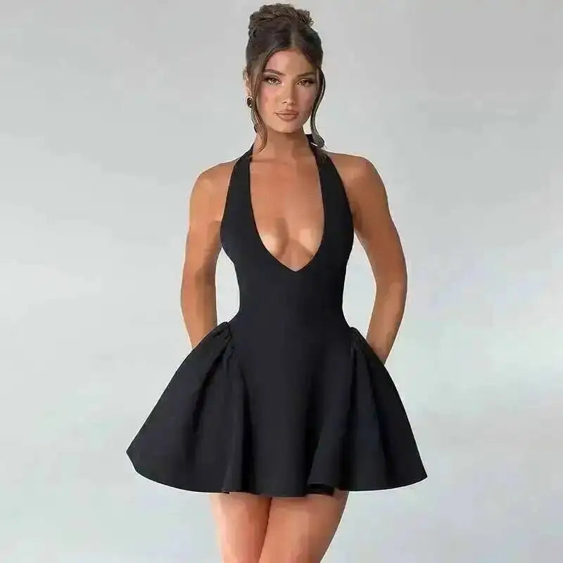 Vestido curto plissado evasé com atilhos na cintura