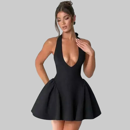 Vestido curto plissado evasé com atilhos na cintura