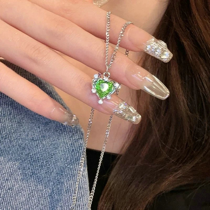 Colar com pendente dourado em tom de cereja