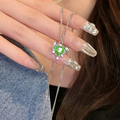 Colar com pendente dourado em tom de cereja