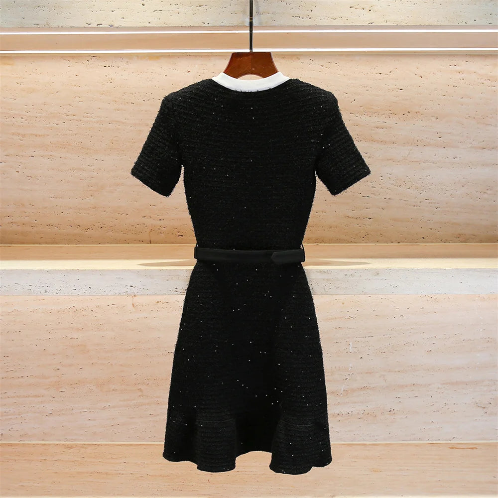 Vestido justo de inverno com strass e corpete