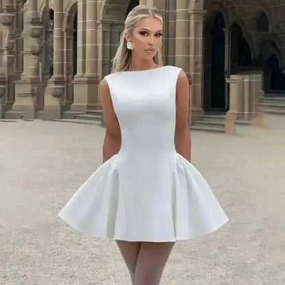 Vestido curto plissado evasé com atilhos na cintura