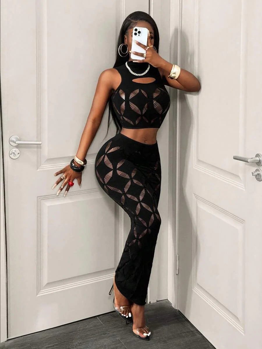 Conjunto top cropped preto com detalhes vazados