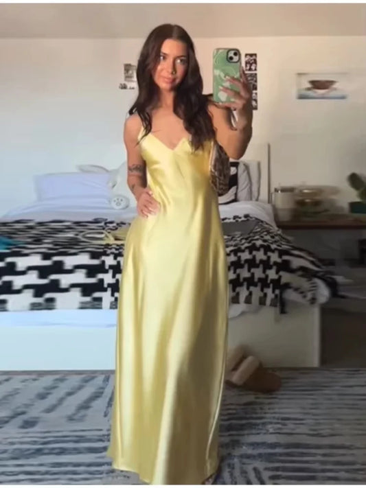 Vestido amarelo comprido com decote em V