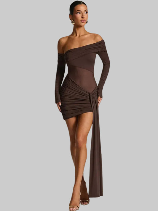 Vestido curto sexy com ombros à mostra