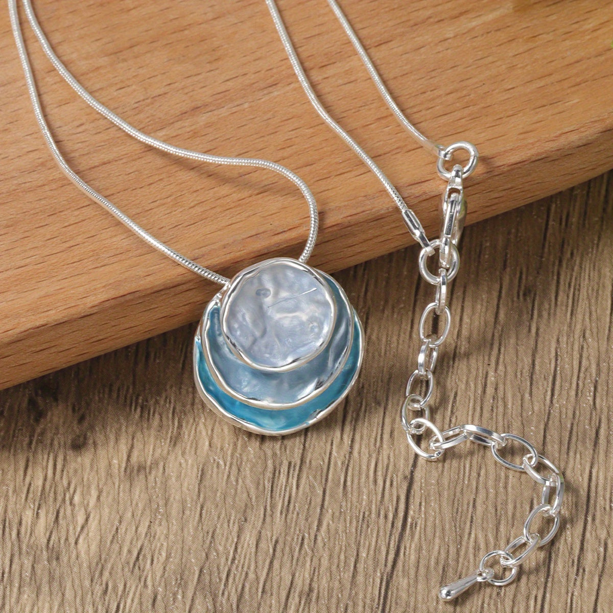 Colar com pendente elegante em esmalte azul