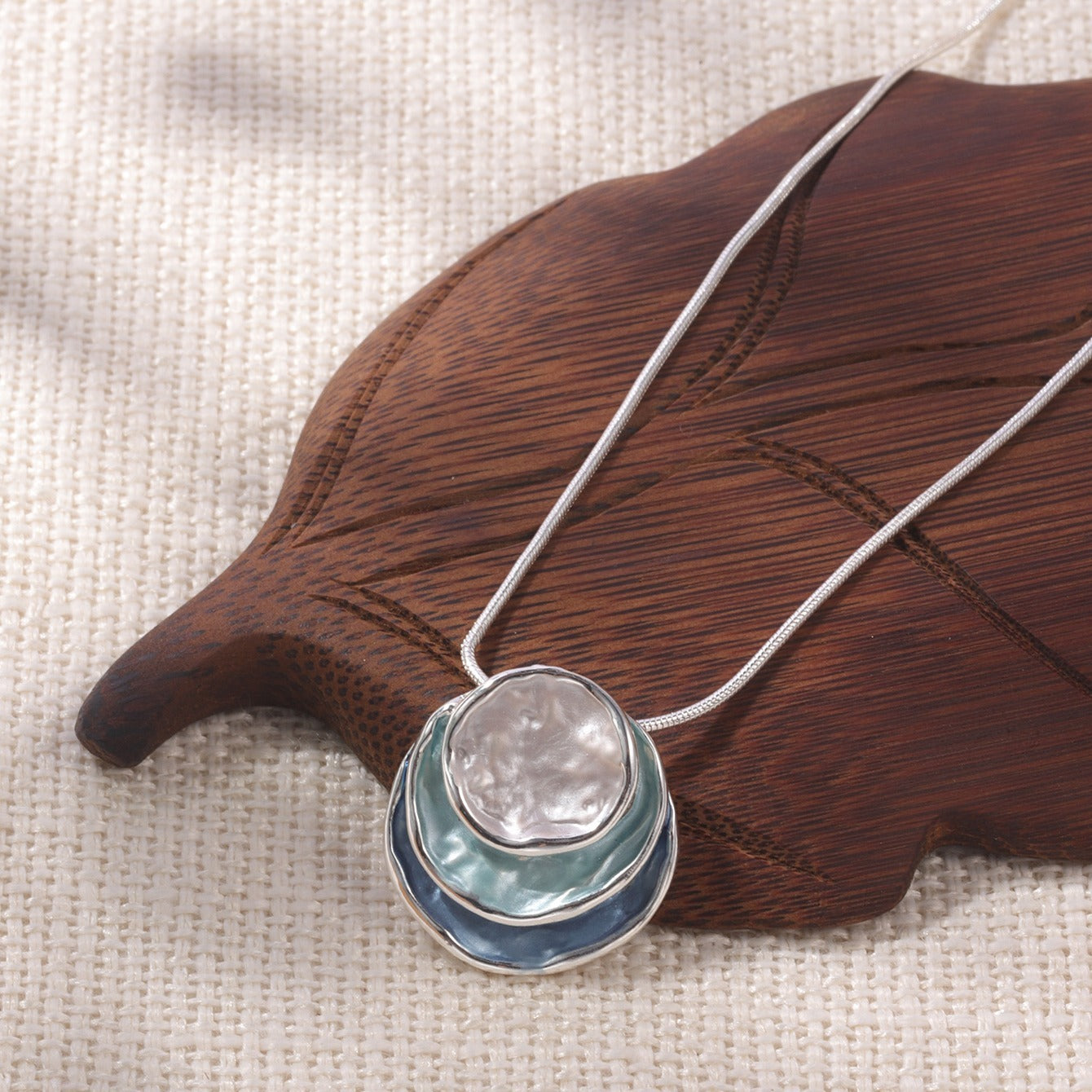 Colar com pendente elegante em esmalte azul