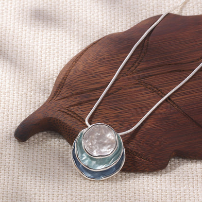 Colar com pendente elegante em esmalte azul