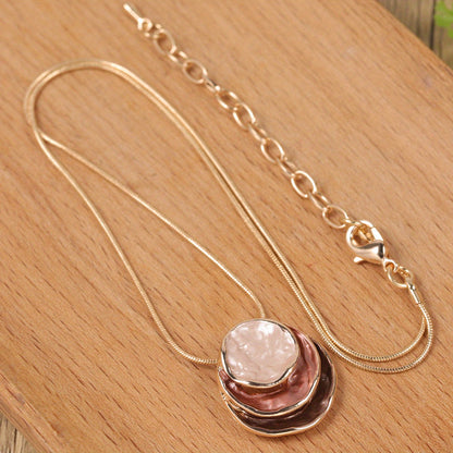 Colar com pendente elegante em esmalte azul